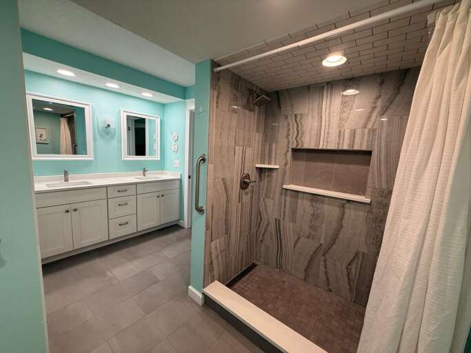 Bathroom 1 (en suite)