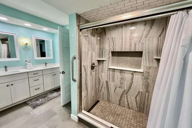 Bathroom 1 (en suite)