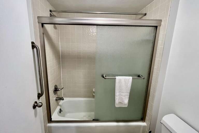 Bathroom 1 (en suite)