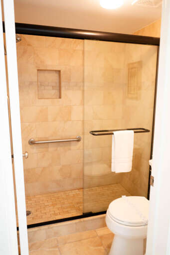 Bathroom 1 (en suite)