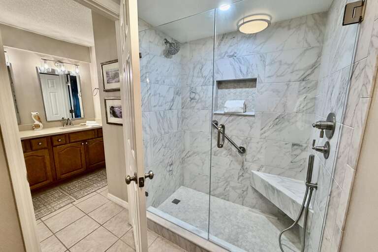 Bathroom 1 (en suite)