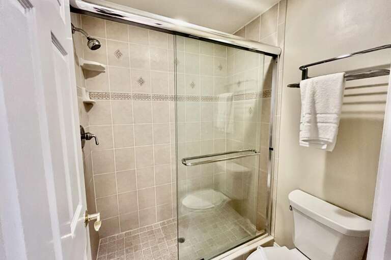 Bathroom 1 (en suite)