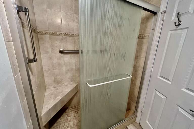 Bathroom 1 (en suite)