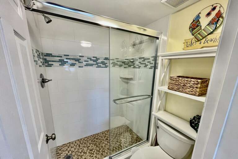 Bathroom 1 (en suite)