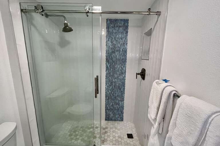 Bathroom 1 (en suite)