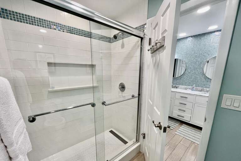 Bathroom 1 (en suite)