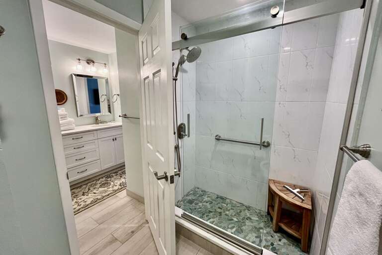 Bathroom 1 (en suite)