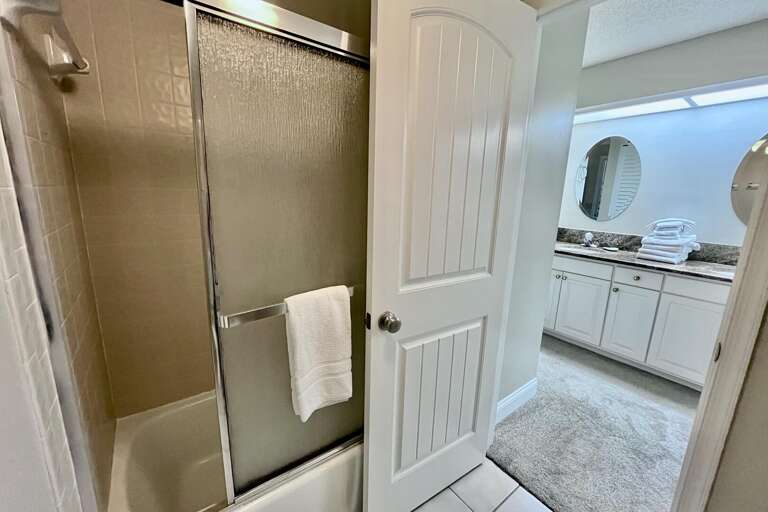 Bathroom 1 (en suite)