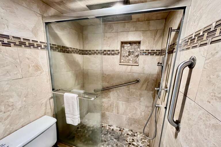 Bathroom 1 (en suite)