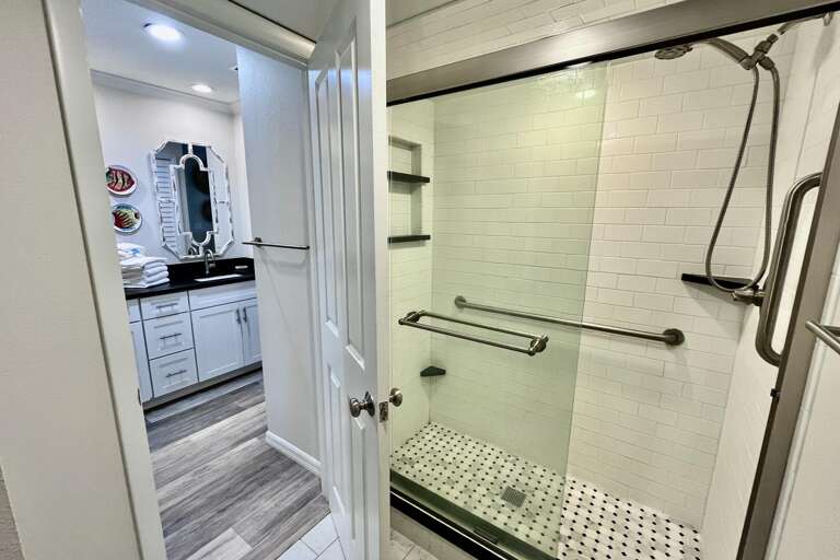 Bathroom 1 (en suite)