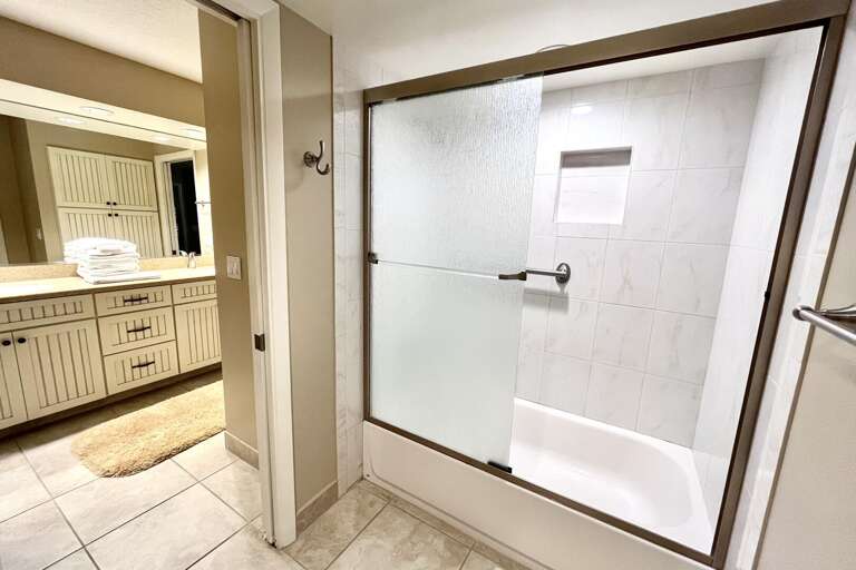 Bathroom 1 (en suite)