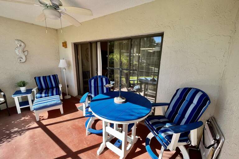 Screened lanai (1st floor)