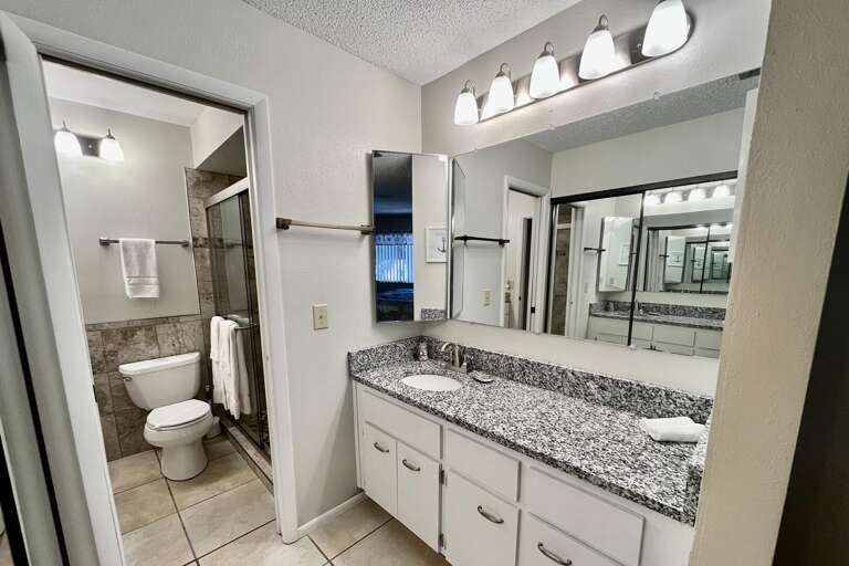 Bathroom 1 (en suite)