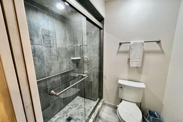 Bathroom 1 (en suite)