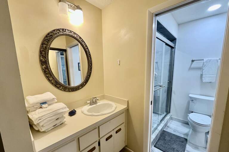 Bathroom 1 (en suite)