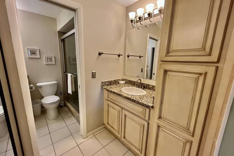 Bathroom 1 (en suite)