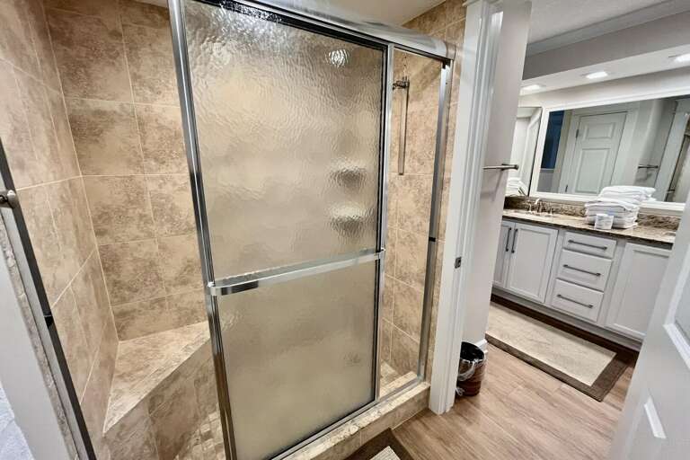 Bathroom 1 (en suite)