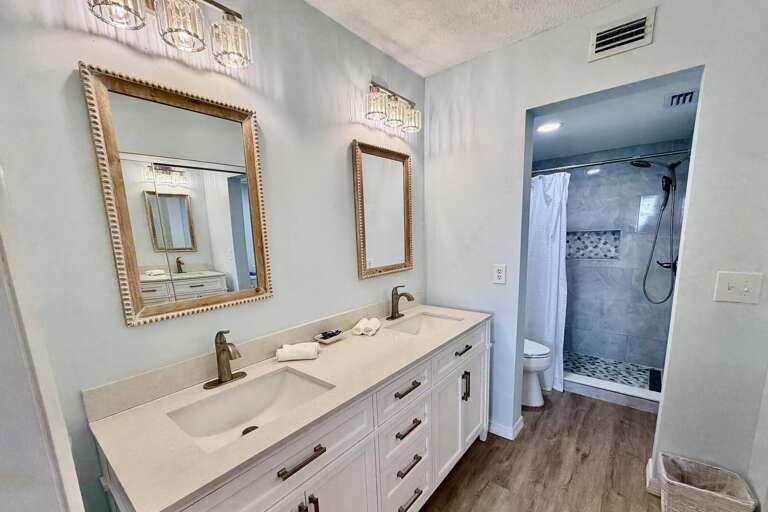 Bathroom 1 (en suite)