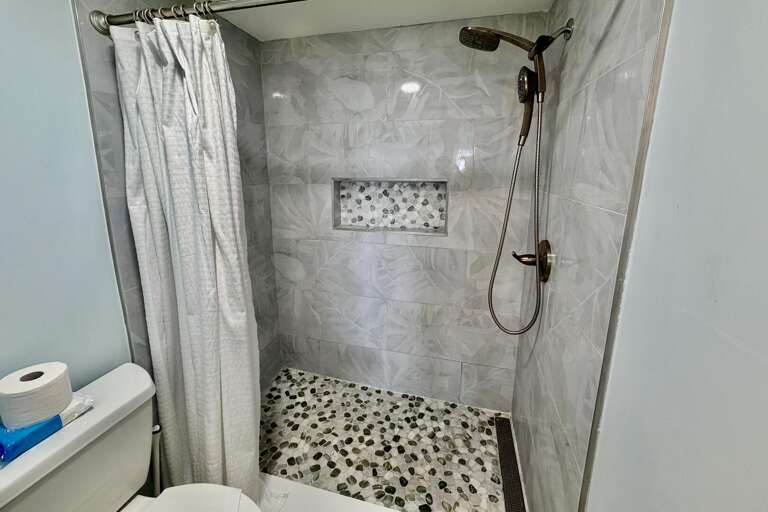 Bathroom 1 (en suite)