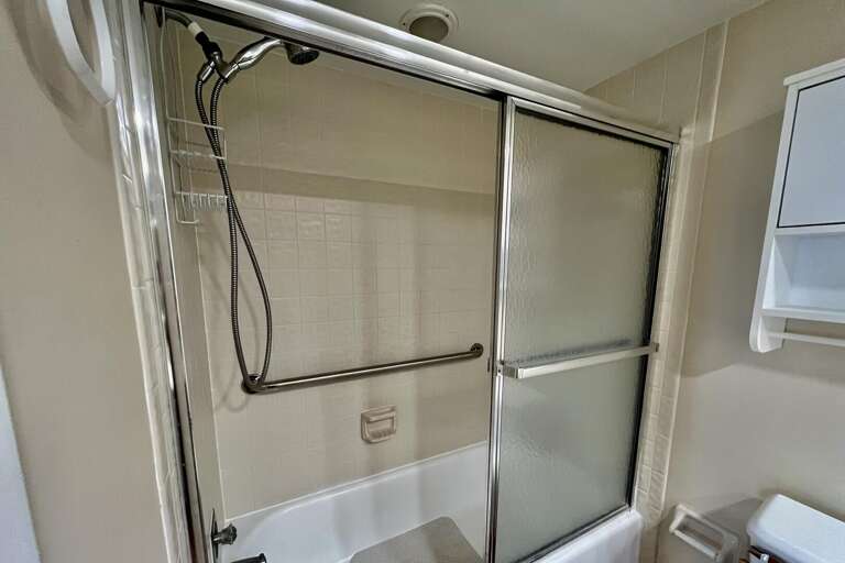 Bathroom 1 (en suite)