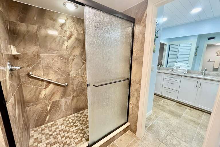 Bathroom 1 (en suite)