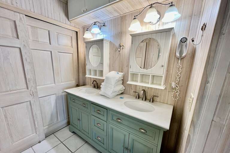 Bathroom 1 (en suite)