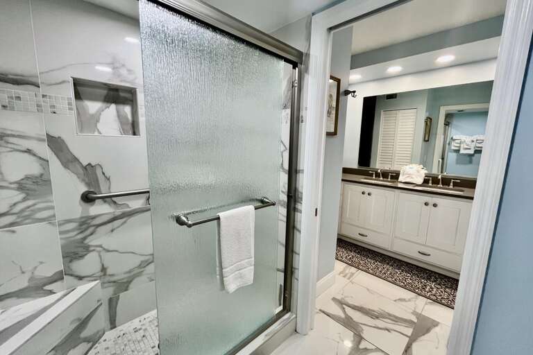 Bathroom 1 (en suite)