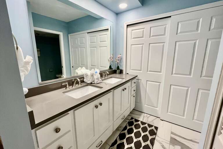 Bathroom 1 (en suite)