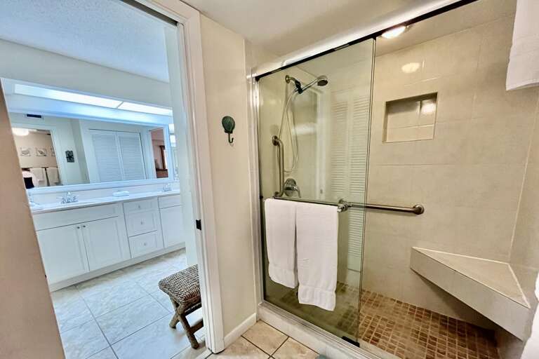 Bathroom 1 (en suite)