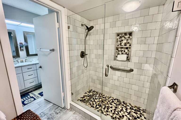 Bathroom 1 (en suite)