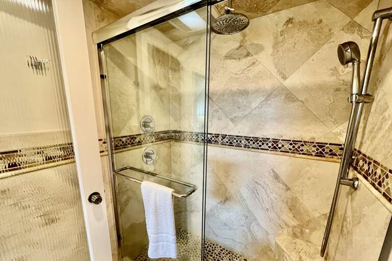 Bathroom 1 (en suite)