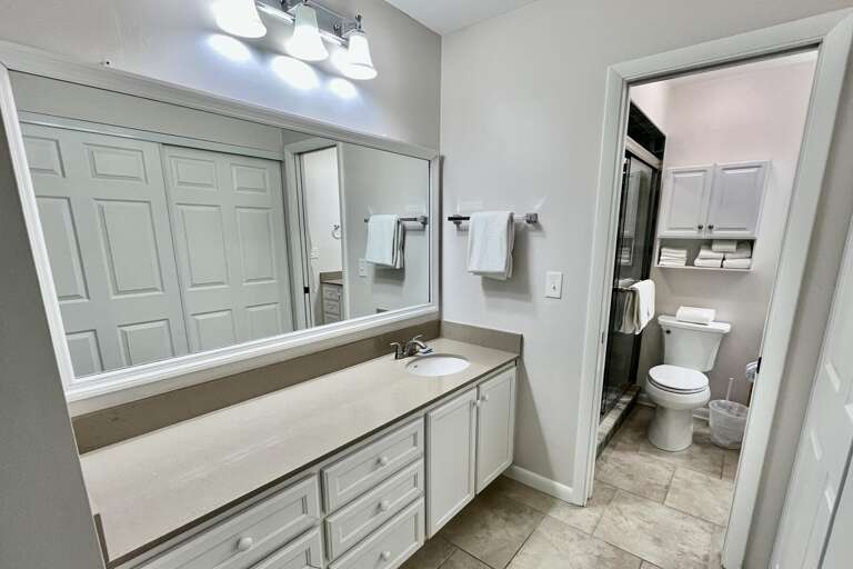 Bathroom 1 (en suite)