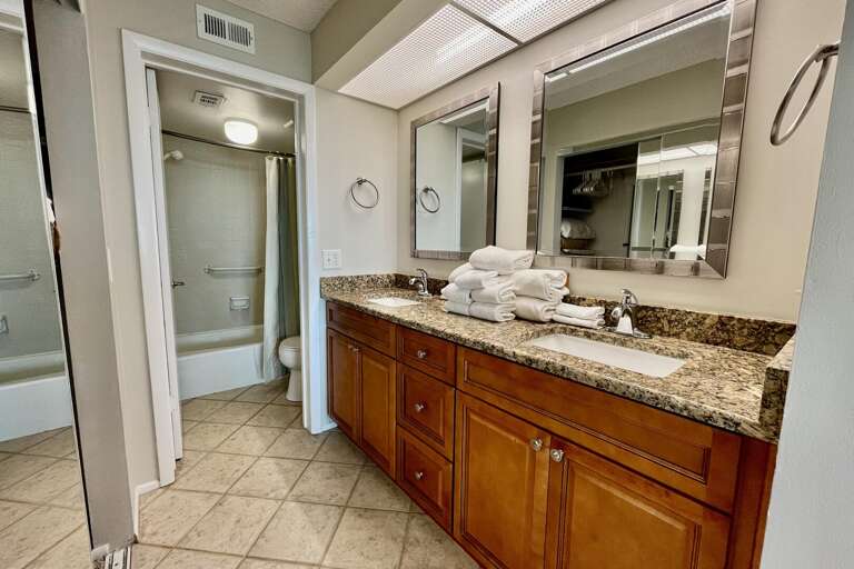 Bathroom 1 (en suite)