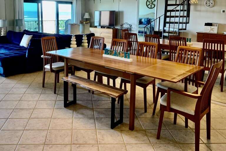 Dining area (expanded table)