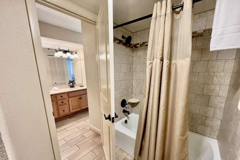 Bathroom 1 (en suite)