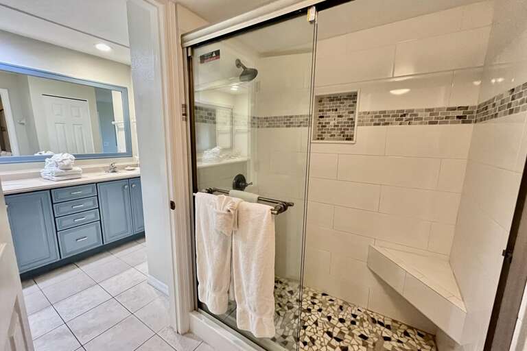 Bathroom 1 (en suite)