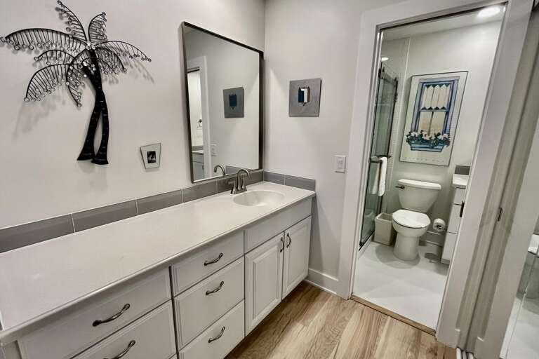 Bathroom 2 (en suite)