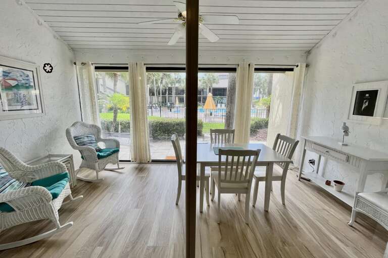 Enclosed lanai / Dining area