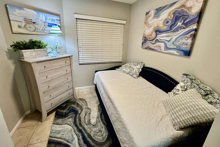 Bonus sleeping area w/ twin bed + trundle