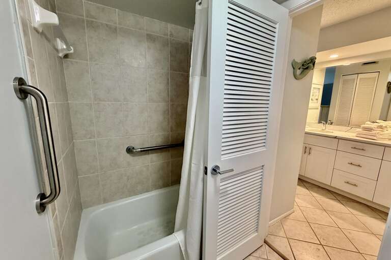 Bathroom 1 (en suite)