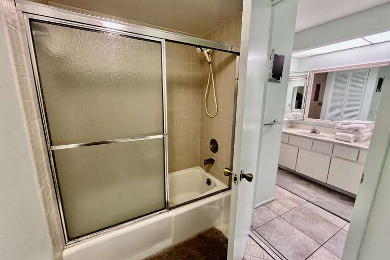 Bathroom 1 (en suite)