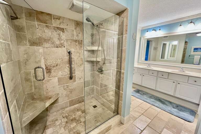 Bathroom 1 (en suite)