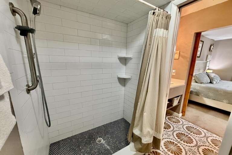 Bathroom 1 (en suite)