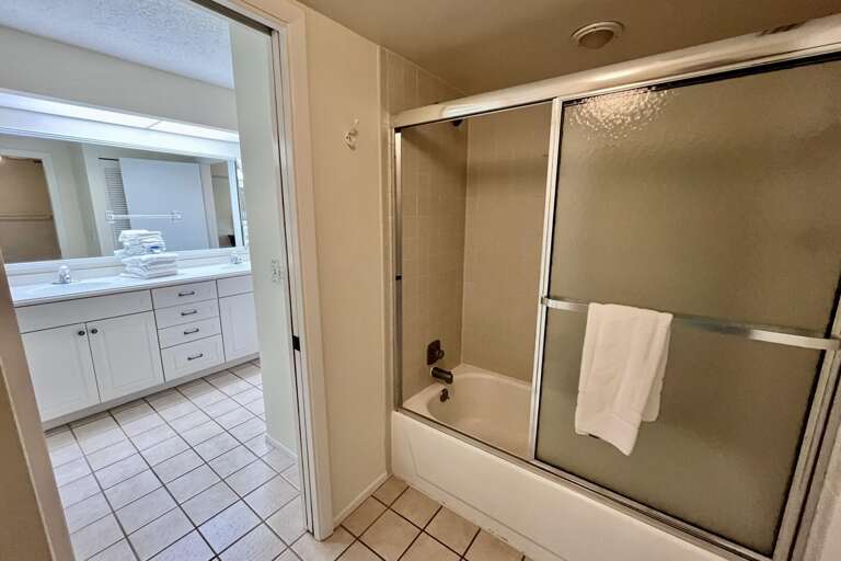 Bathroom 1 (en suite)