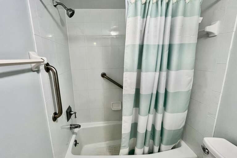 Bathroom 1 (en suite)