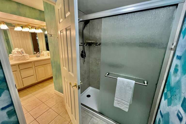 Bathroom 1 (en suite)