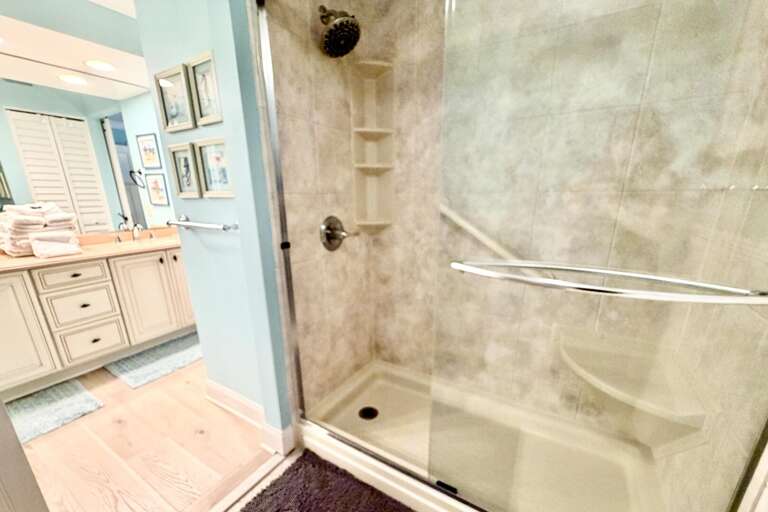 Bathroom 1 (en suite)