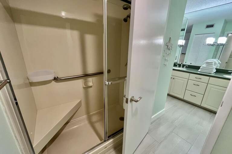 Bathroom 1 (en suite)