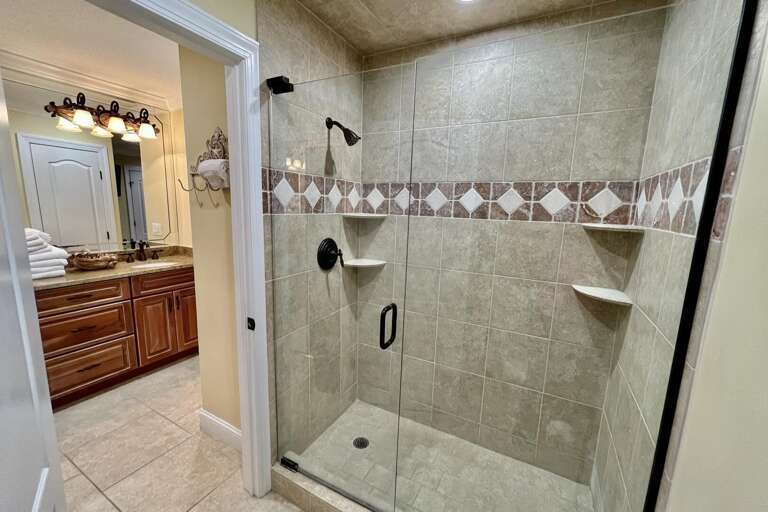 Bathroom 1 (en suite)