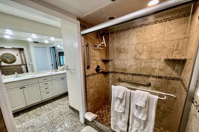 Bathroom 1 (en suite)